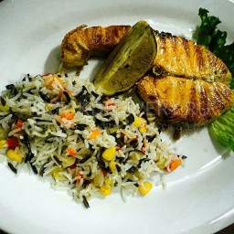 Стейк из лосося с рисом и овощами
