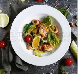 Салат с морепродуктами и ореховым соусом